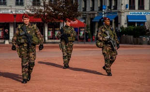 Lyon, le 27 novembre 2015 - Des parachutistes de 3eme RPIMA ont récemment été déployés dans le cadre du renforcement du plan Vigipirate.
Photo : Bony/SIPA