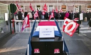 Un cercueil pour symboliser la mort des emplois militaires à Lille.