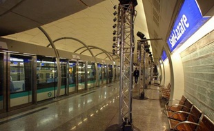 La mise en service du prolongement de la ligne 14 du métro parisien, destiné à désengorger la ligne 13 et à ouvrir la voie au Grand Paris Express, est reportée de deux ans, à mi-2019.