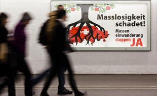 Affiche électorale pour la votation sur «l'initiative contre l'immigration de masse» du parti suisse de droite populiste UDC.