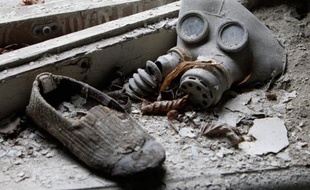 Un masque à gaz pour enfant et un chausson sont abandonnés dans un jardin de la ville fantôme de Prypiat près de la centrale nucléaire de Tchernobyl, Ukraine, le 4 avril 2011.
