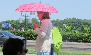 Une dame se protégeant du soleil dans Bordeaux, jour de canicule, le 30 juin 2015.