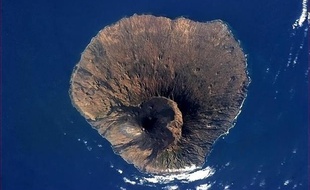 Photo de la Nasa prise par l'astronaute canadien Chris Hadfield à bord de l'ISS le 2 avril 2013 du volcan inactif Pico de Fogo, au Cap-Vert