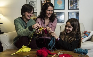 On peut apprendre le tricot, mais aussi la musique ou la photo...