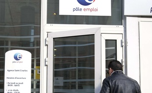 Un demandeur d'emploi entre dans une agence Pole Emploi de Marseille, le 24 février 2015.