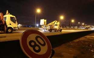 Un panneau de limitation de vitesse à 80 km/heure sur le boulevard périphérique autour de Paris, le 7 janvier 2014