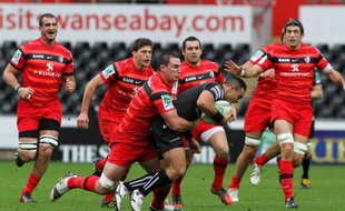 Biarritz, qui a changé d'entraîneurs pour renouer avec ses ambitions, et Toulouse, qui reste sur un revers en Coupe d'Europe, veulent profiter de leurs déplacements délicats respectivement au Stade Français et Grenoble, pour rebondir samedi lors de la 13e journée de Top 14.