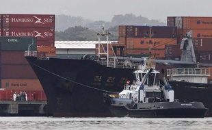 Le cargo nord-coréen Chong Chon Gang arraisonné dans le port international de Manzillo, à Colon au Panama.