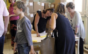 Contre la hausse du coût de la rentrée et le stress des grandes surfaces, des associations de parents d'élèves se sont lancées dans l'achat groupé de fournitures scolaires, livrées directement aux parents quelques jours avant la rentrée.