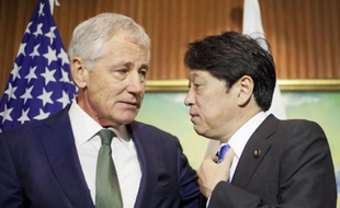 Le secrétaire américain à la Défense Chuck Hagel (g) en compagnie du ministre japonais de la Défense Itsunori Onodera, le 31 mai 2014 à Singapour