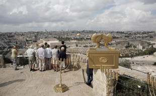Des touristes à Jérusalem sur le Mont des Oliviers donnant sur la mosquée Al-Aqsa que le président palestinien Mahmoud Abbas appelle à protéger, le 16 octobre 2014