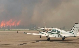 Les feux de forêt encerclent l'aéroport de La Ronge, en Saskatchewan (Canada), ce 6 juillet 2015.