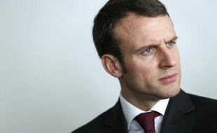 Le ministre de l'Economie Emmanuel Macron lors de la visite d'un incubateur d'entreprises le 12 mars 2015