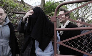 Au lendemain de la mise en examen d'un homme dans l'enquête sur les meurtres de l'Essonne, de nombreuses questions restaient en suspens mardi concernant sa personnalité, ses motivations et le lien entre les quatre crimes commis avec la même arme.
