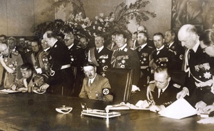Hitler signe un accord militaire entre Rome et Berlin le 23 mai 1939
