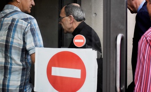 Lyon, le 8 juin 2016. Le cardinal Barbarin est entendu depuis ce mercredi matinpar les hommes de la brigade de la protection de la famille dans le cadre d'une enquête préliminaire ouverte pour "non dénonciation d'agressions sexuelles sur mineurs".
/ AFP PHOTO / JEFF PACHOUD