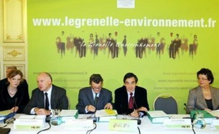 Le Grenelle de l'environnement a entamé mercredi son marathon final de deux jours pour opérer une "révolution écologique" dans l'économie française, avec un accord sur de premières mesures phares comme l'éco-pastille pour les voitures et un programme ambitieux dans le bâtiment.
