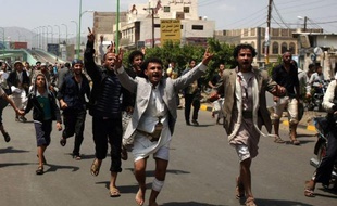 Un Yéménite a été tué et cinq blessés par des tirs de la police qui repoussait, pour la deuxième fois jeudi, des manifestants tentant de prendre d'assaut l'ambassade américaine à Sanaa, selon une source des services de sécurité.