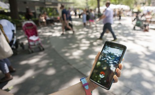 Un joueur de «Pokémon GO», le 6 juillet, dans les rues de New York.