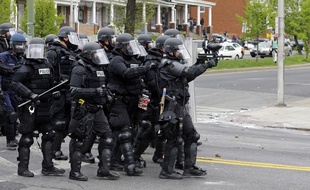 Sept policiers ont été blessés dans des émeutes à Baltimore, le 27 avril 2015.
