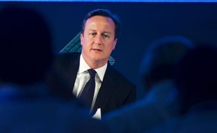Le Premier ministre britannique David Cameron s'est dit prêt lundi à accueillir les entreprises qui fuieraient l'impôt en France, après avoir critiqué le projet du président français François Hollande de relever l'imposition des contribuables les plus riches.