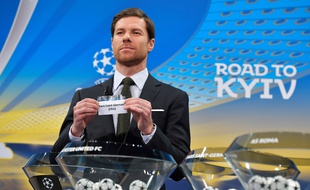 L'ancien international espagnol Xabi Alonso montre le ticket du Paris Saint-Germain, durant le tirage au sort de l'UEFA le 11 décembre 2017.