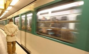 Un agent de la RATP est décédé jeudi soir après avoir été heurté par une rame à Maisons-Alfort (Val-de-Marne) alors qu'il effectuait des travaux de maintenance sur les voies, a-t-on appris vendredi de source policière.