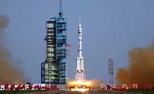 Dix ans après l'envoi dans l'espace de son premier astronaute, la Chine poursuit son ambitieux programme spatial, à l'heure où sa rivale américaine, la Nasa, est paralysée pour cause d'impasse budgétaire.