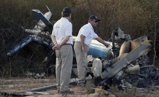 Des enquêteurs collectent des indices au milieu des débris, le 10 mars 2015 à La Rioja après le crash entre deux hélicoptères en Argentine