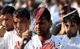 Des Irakiens célèbrent l'Achoura dans le quartier nord de Kadhimiya à Bagdad le 24 octobre 2015