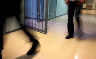 Justice et administration pénitentiaire ont été pointées du doigt mardi à Nancy pour n'avoir pas décelé des maltraitances et actes de torture sur un détenu, dont les meurtriers présumés, ses deux compagnons de cellule, sont jugés par la cour d'assises de Meurthe-et-Moselle.