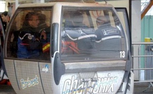 La solidité de la télécabine, d'où a mortellement chuté un homme samedi à Chamonix, a été mise en cause par un "test" effectué lundi par la gendarmerie, mais qui est dépourvu de valeur probante, a indiqué à la presse le procureur de la République de Bonneville.