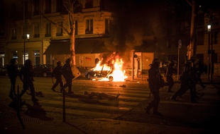 Trente personnes ont été interpellées à Lyon après la victoire des Bleus. 21 voitures ont été incendiées. Un magasin a été pillé et d'autres ont vu leur vitres brisées par les casseurs.