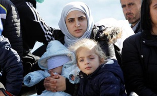 Une femme et ses deux enfants débarqués du cargo Baris à Ierapetra, en Grèce, le 27 novembre 2014