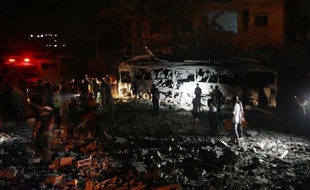 Les secours palestiniens recherchent des victimes dans les ruines d'une maison frappé par un raid israélien sur Gaza le 19 août 2014