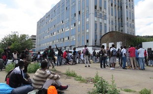Les migrants expulsés patientent, sans solution, au pied du bâtiment Cap 44.