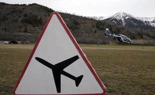 Un hélicoptère de secours décolle de Seyne-les-Alpes pour survoler le lieu de crash de l'Airbus A320 de la compagnie allemande Germanwings