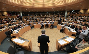 Une vice-présidente de la région Grand Est depuis 2016 est épinglée par le Canard Enchaîné ce mercredi 30 juin. Illustration