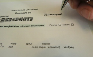 Feuille administrative de demande de passeport du ministre de l'Intrieur avec cases homme et femme, le 12 octobre 2015.