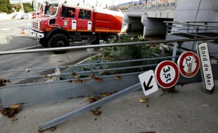 Des pompiers participent au nettoyage de la gare d'Antibes le 5 octobre 2015