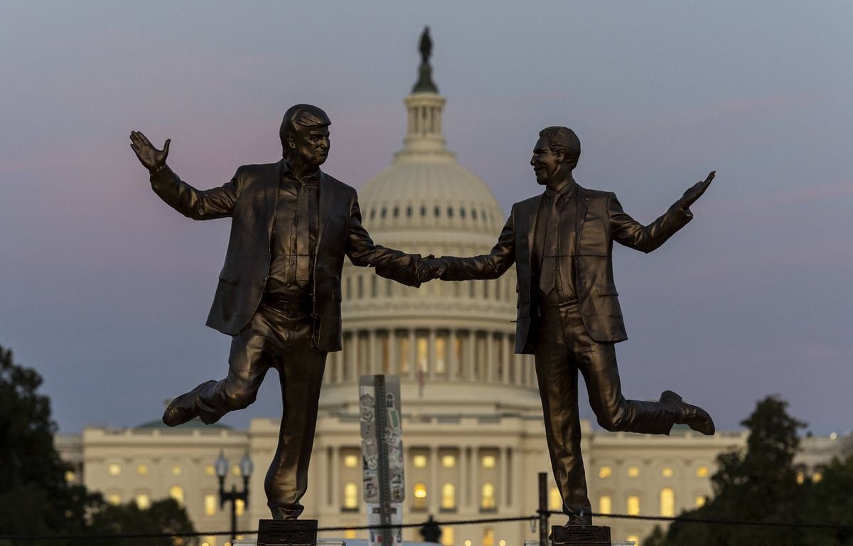 Etats-Unis : « Best Friends Forever »... Une statue de Trump tenant la main d'Epstein apparaît (brièvement) au Capitole