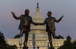 La statue de Trump tenant la main à Epstein de retour devant le Capitole