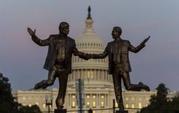 La statue de Trump tenant la main à Epstein de retour devant le Capitole