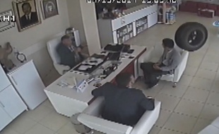 Deux hommes agressés par un pneu.