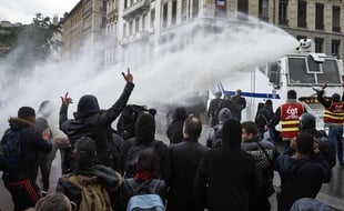 Lyon, le 19 mai 2016. La police a usé du canon à eau pour disperser les manifestants place Bellecour. AFP PHOTO / JEAN-PHILIPPE KSIAZEK
