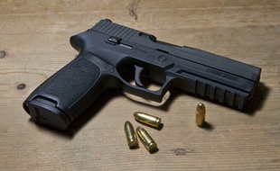 Un pistolet 9mm Parabellum. Ilustration.