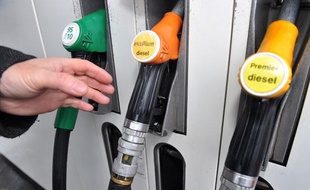 Un automobiliste s'apprête à faire le plein de carburant de son véhicule le 30 décembre 2010 à Lille.