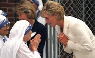 La princesse Diana rencontre mère Teresa dans un quartier à New York en juin 1997