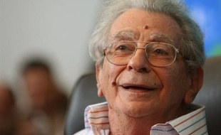 Le plus célèbre des cinéastes égyptiens, Youssef Chahine, dans le coma après une hémorragie cérébrale, a quitté lundi Le Caire pour la France afin d'y être soigné, a-t-on appris de source aéroportuaire.