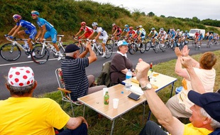 Une table de camping, des casquettes à pois rouges, de la bière et des coureurs cyclistes. Dur de se tromper, nous sommes bien en France, un certain 14 juillet 2009.